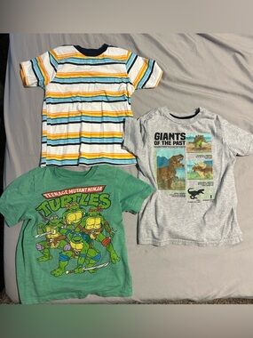3 T-shirt bundle toddler- TMNT, stripes& Dino’s- size 5